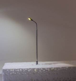 5x Straßenlampe Peitschenleuchte LED 12V Metall 1-fach kaltweiß in H0 Neu 